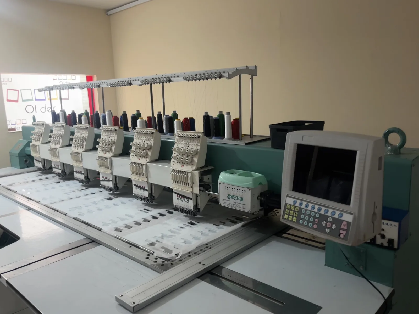 Ol der atölyesinde çok başlıklı nakış makinesi