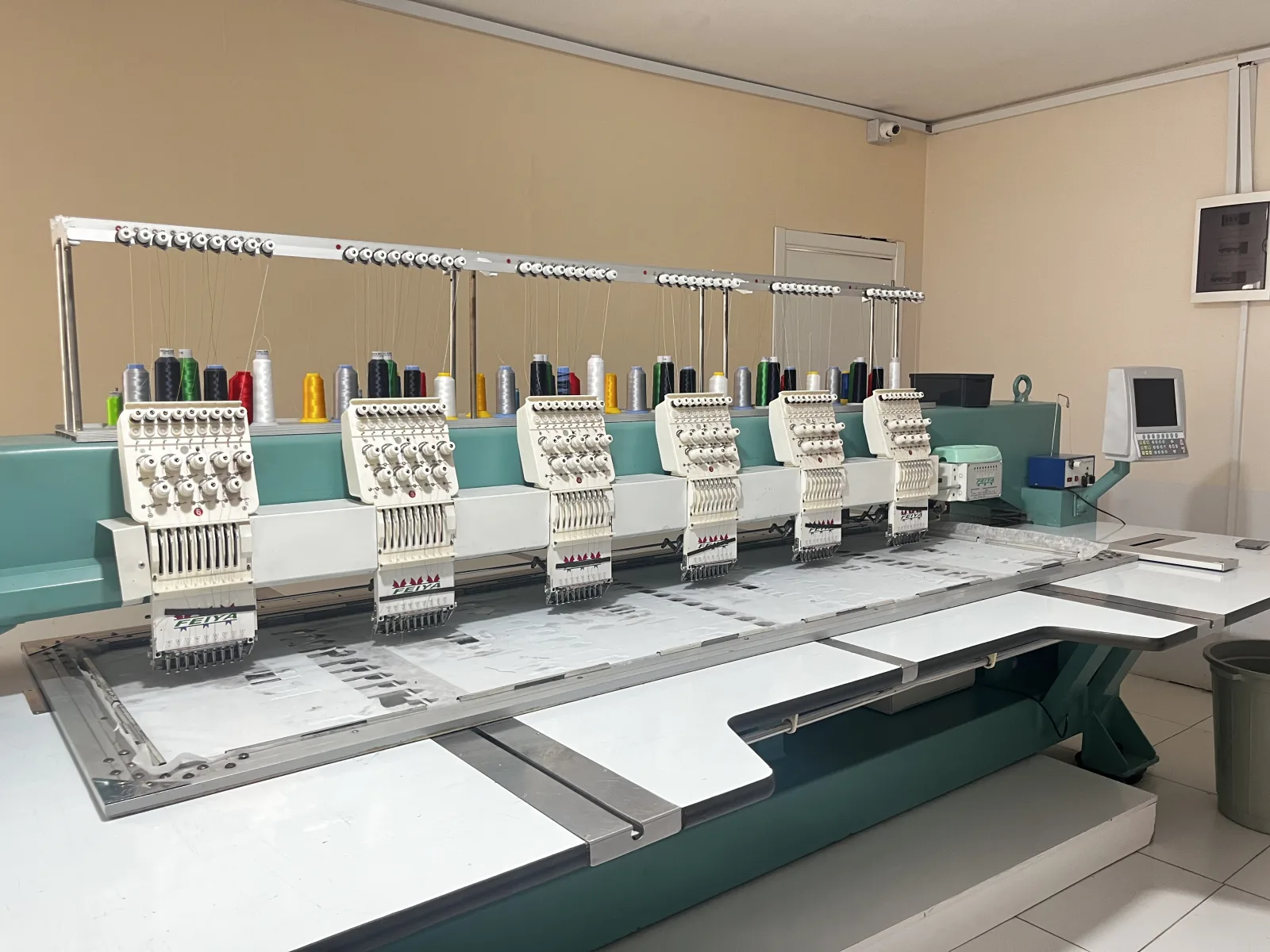 Ol der atölyesinde nakış makinesi iplik başlıkları
